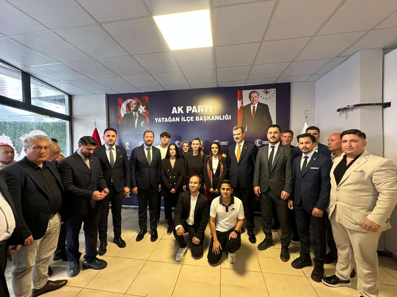 AK Parti Yatağan İlçe Başkanlığının Yeni Hizmet Binası Açıldı: 7 Gence Rozet Takıldı 9
